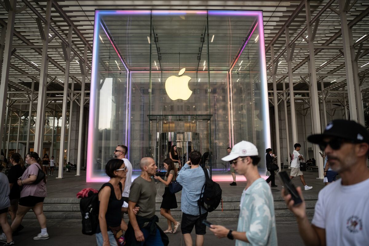 Apple Tops Estimates After Tariff-Fueled Phone Shopping Rush