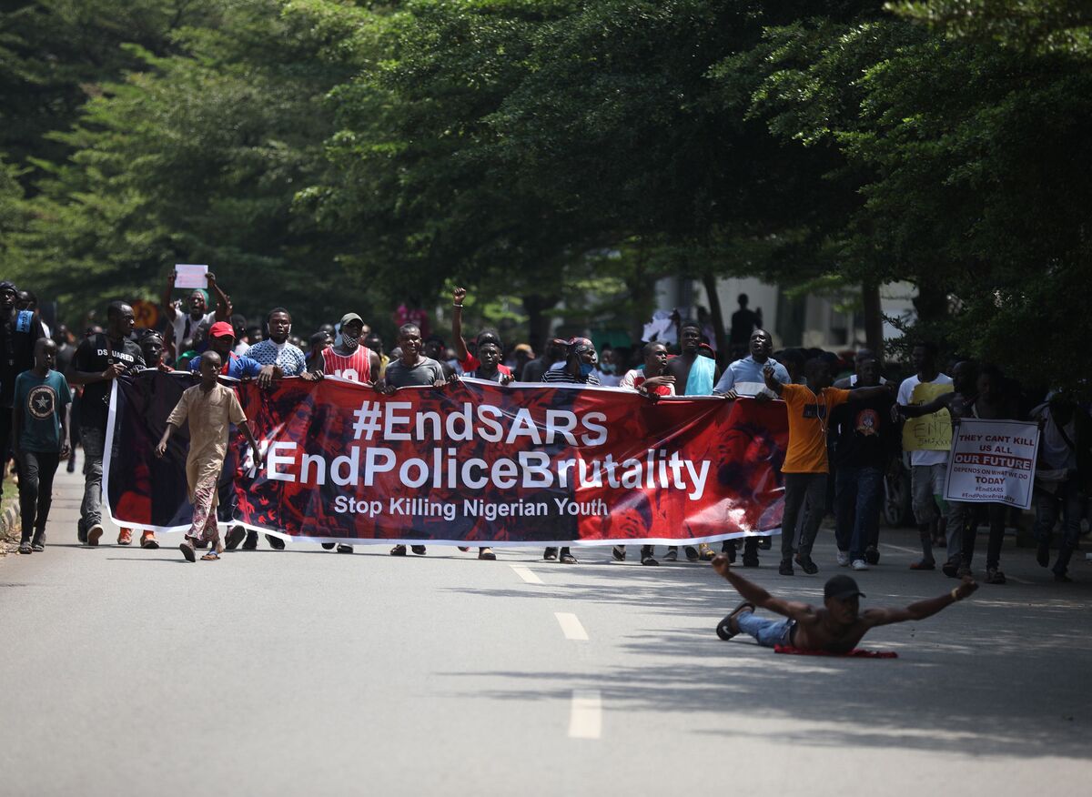 Nigerian Protesters Defy Curfew After Deadly Crackdown - Bloomberg