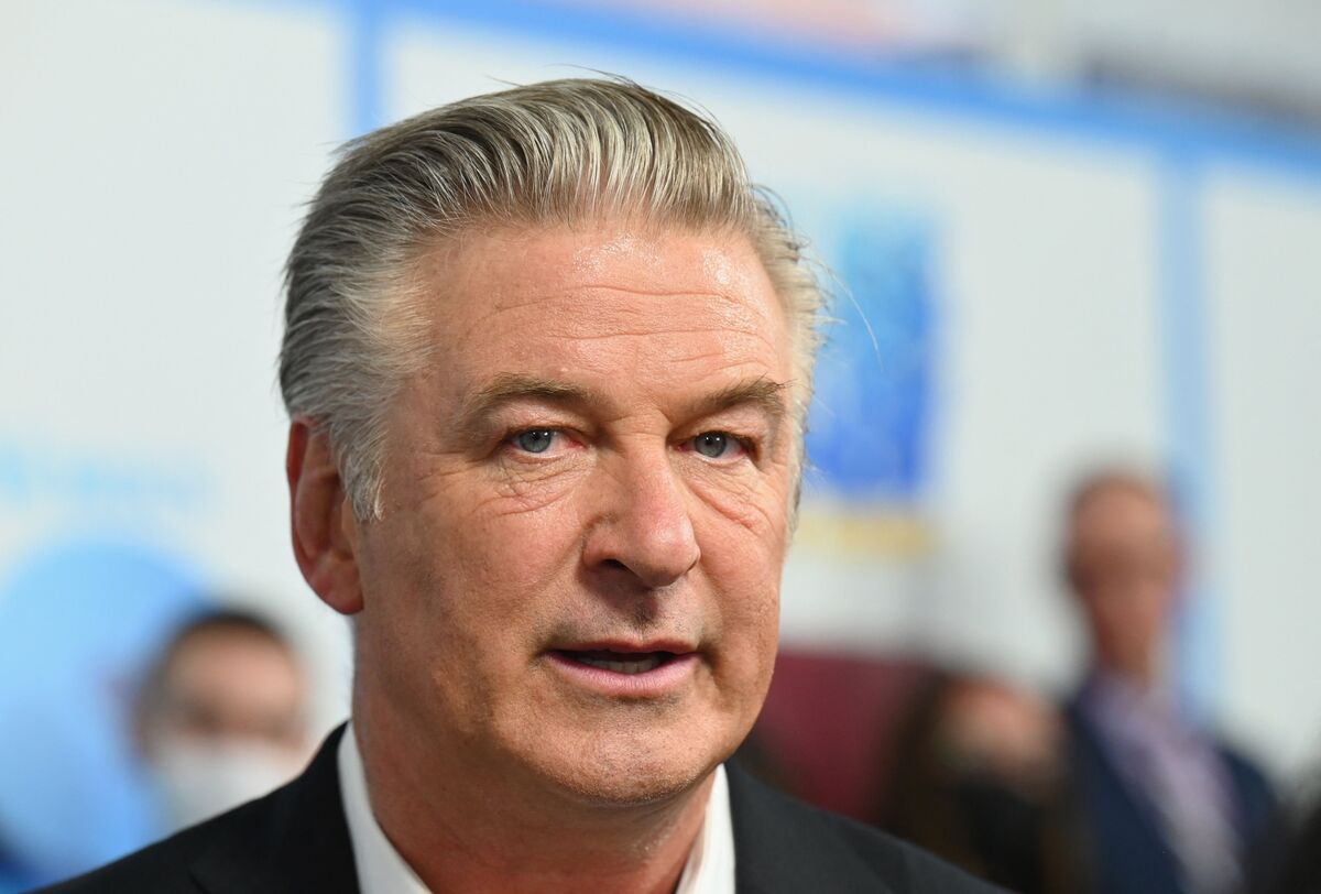 Official Alec Baldwin Surrenders Phone for Shooting Probe Bloomberg