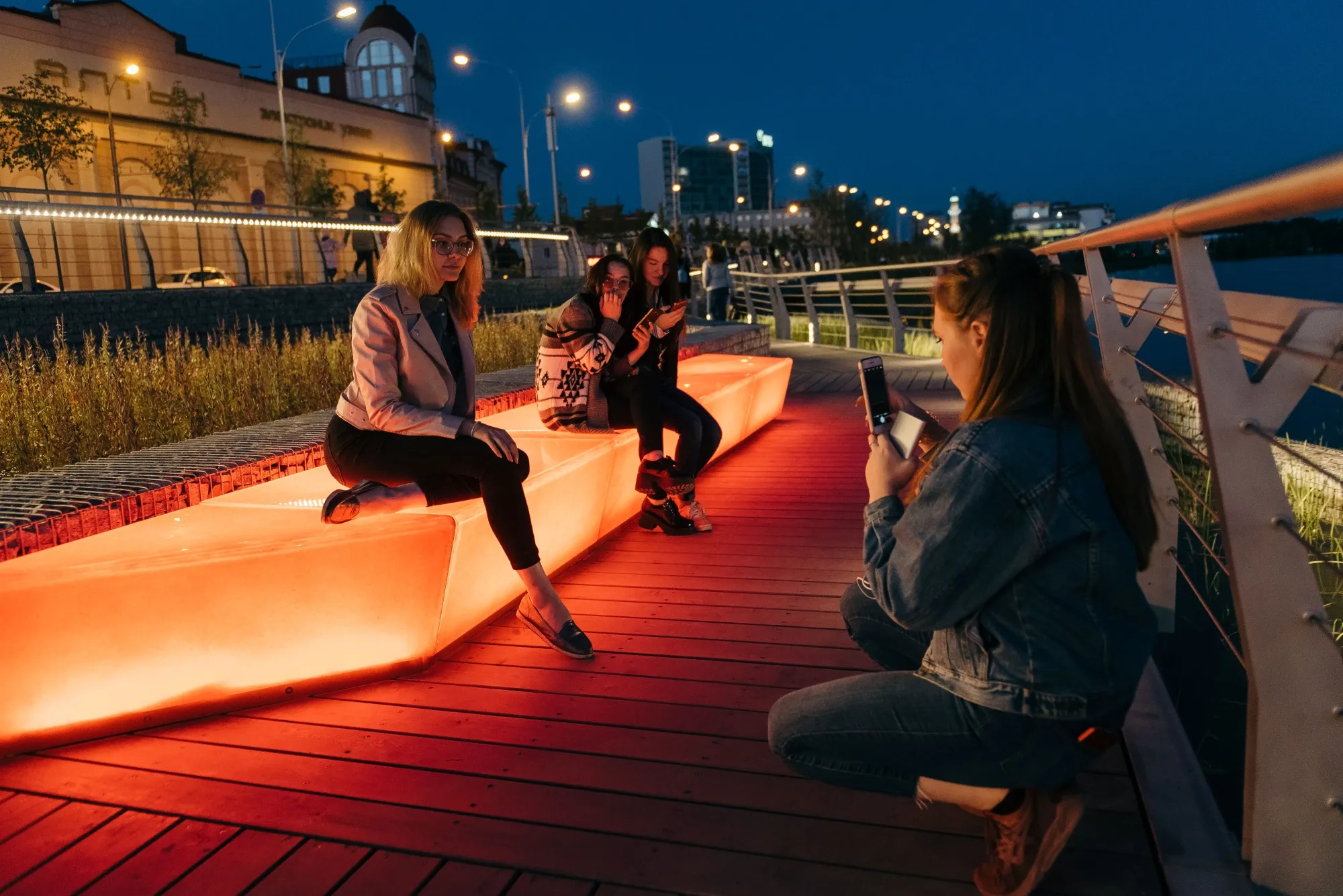 The new pedestrian promenade surrounding Kazan’s Kaban Lake features illuminated&nbsp;benches.&nbsp;