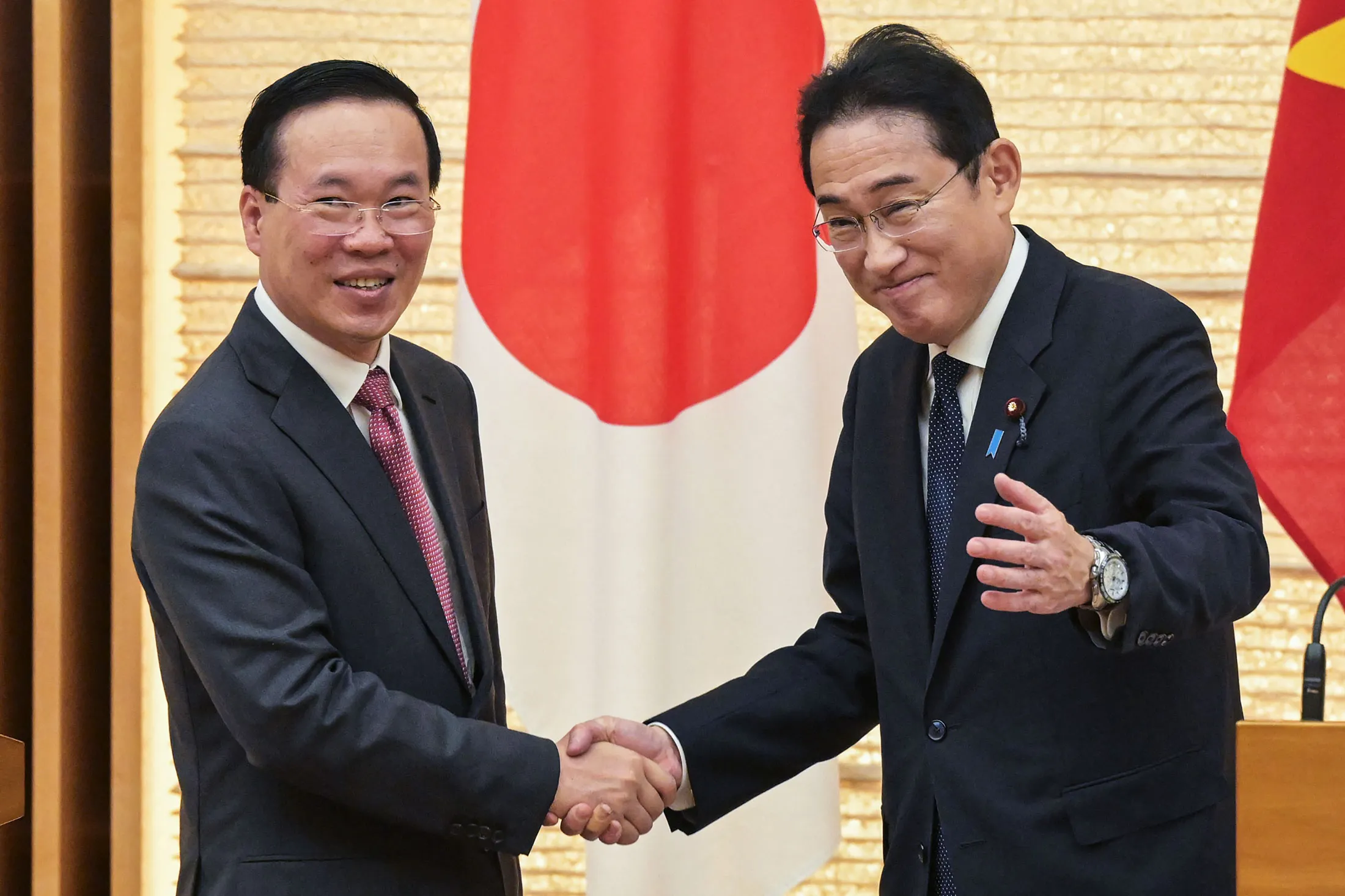 Vo Van Thuong, left, and Fumio Kishida in Tokyo on Nov. 27.