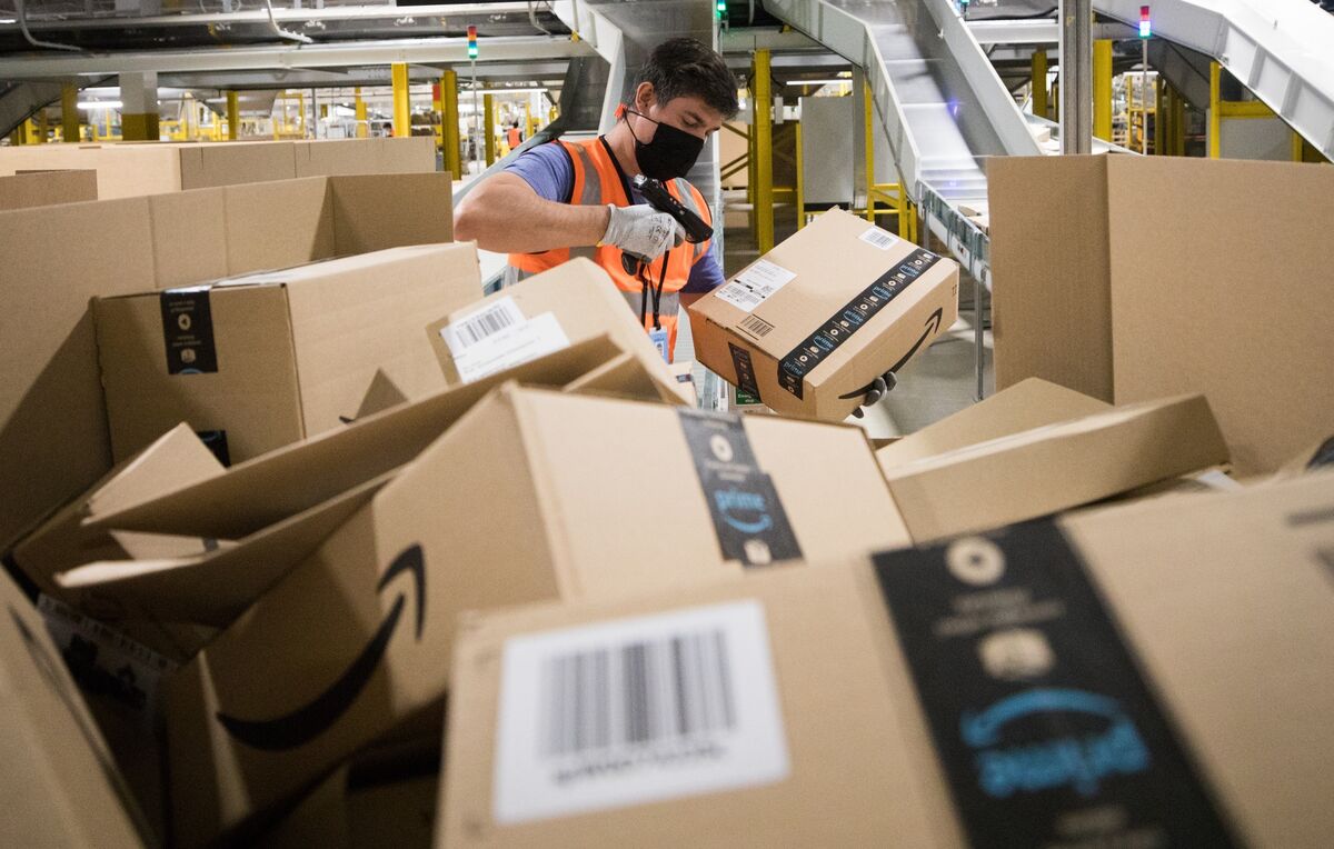 Amazon Will Spend $500 Million on Holiday Employee Bonuses - Bloomberg