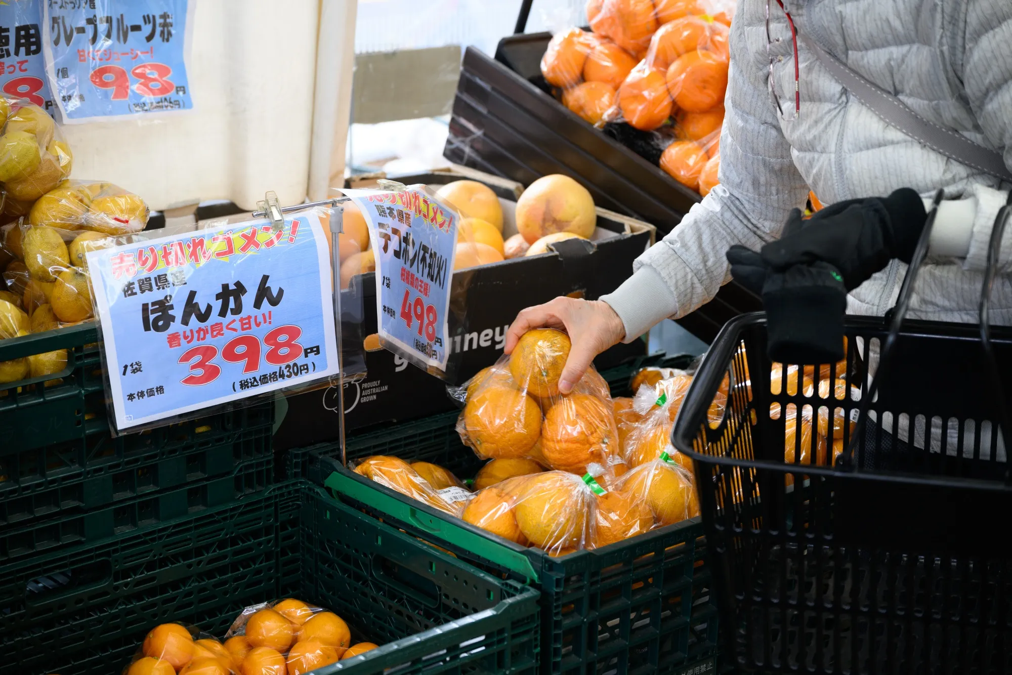 果物を手にする買い物客（横浜市内のスーパー）