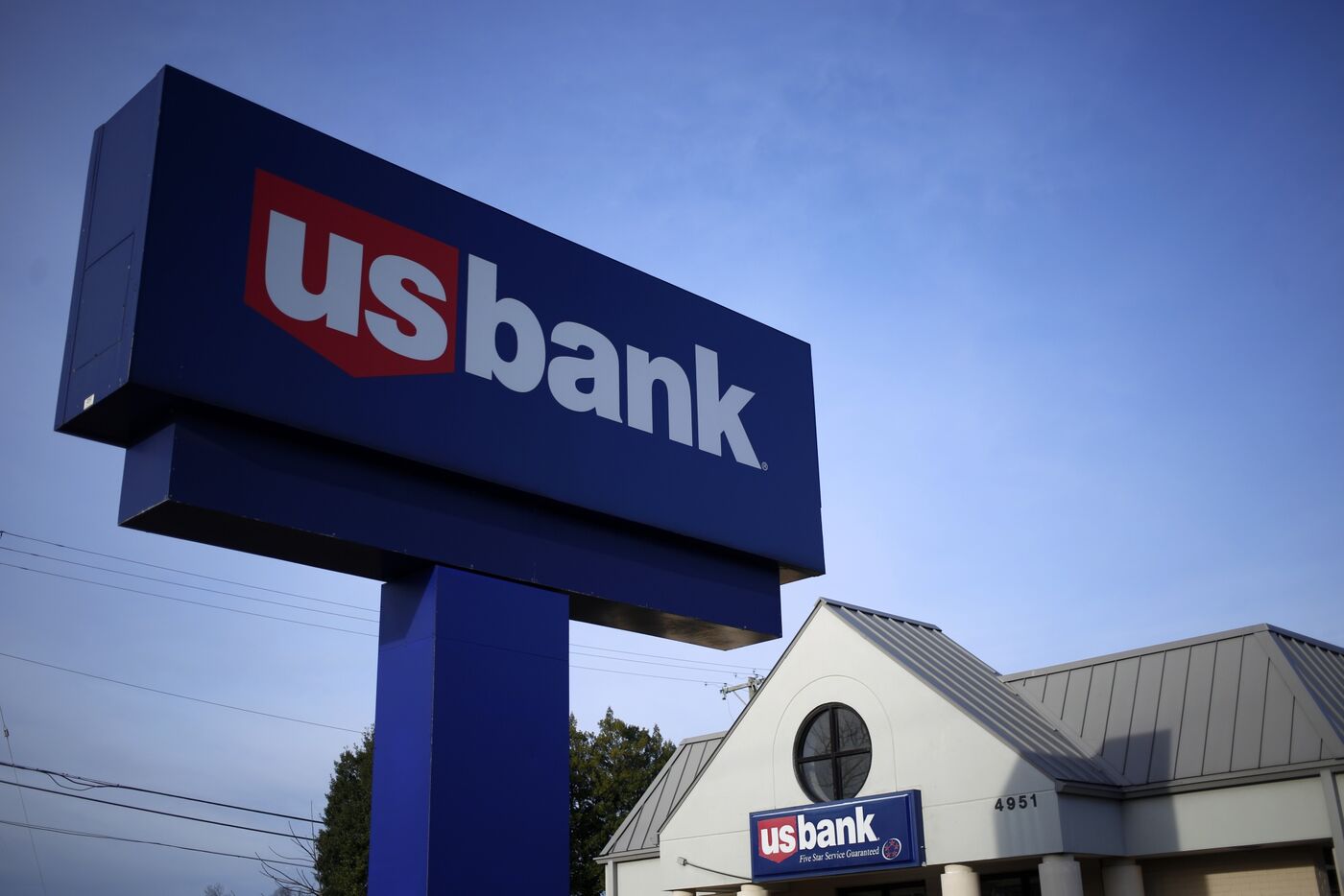 U.S. Bancorp Deposits Drop, Miss Earnings Estimates (USB) Bloomberg