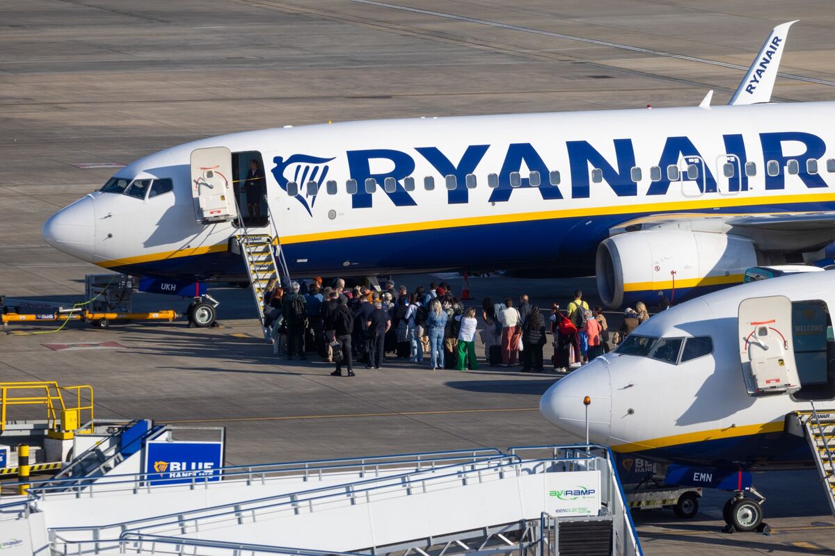 Ryanair Trims Passenger Goal, Sees Rivals at Risk on Fuel Cost