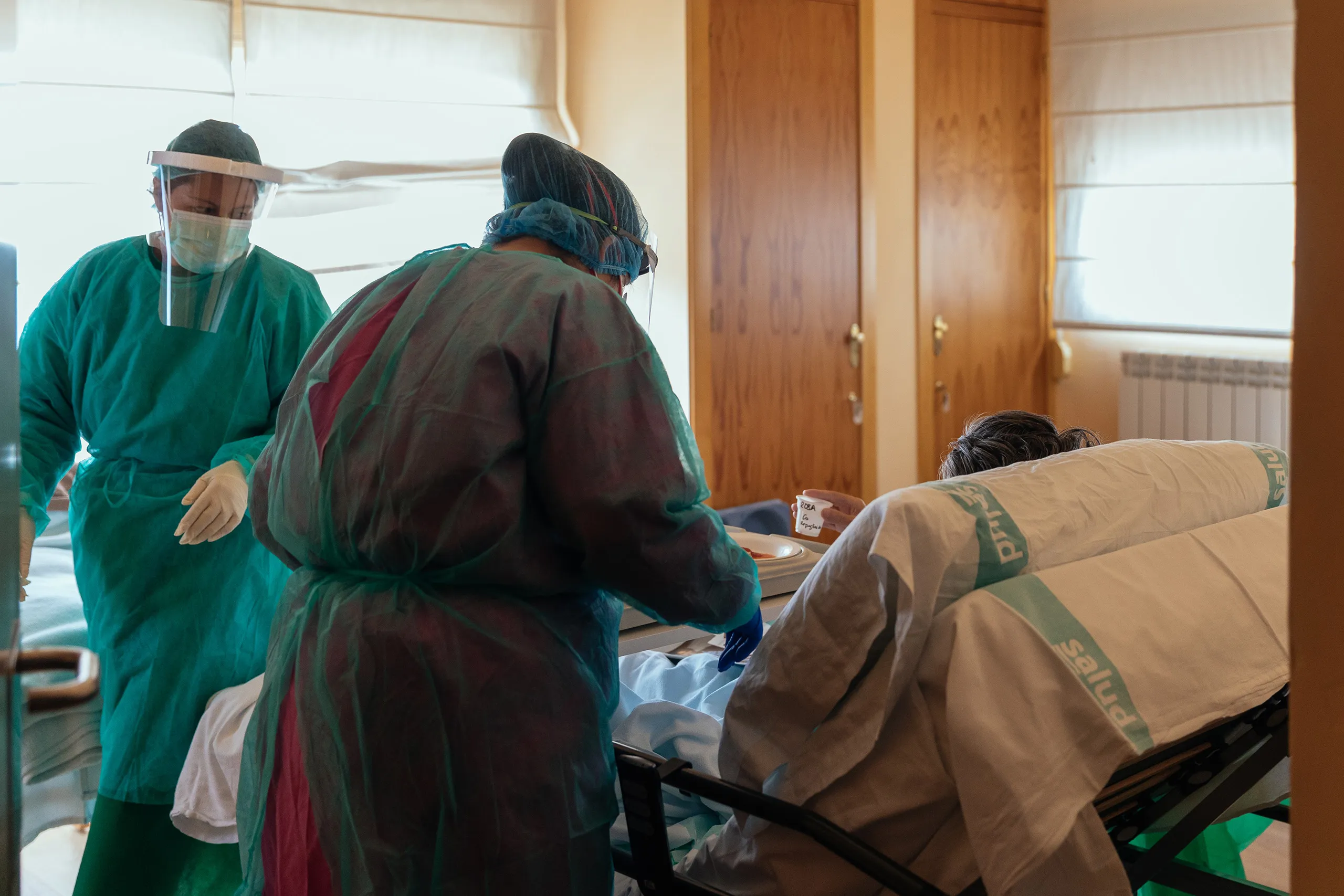 Nurses caring&nbsp;for a patient&nbsp;at a home in Spain.