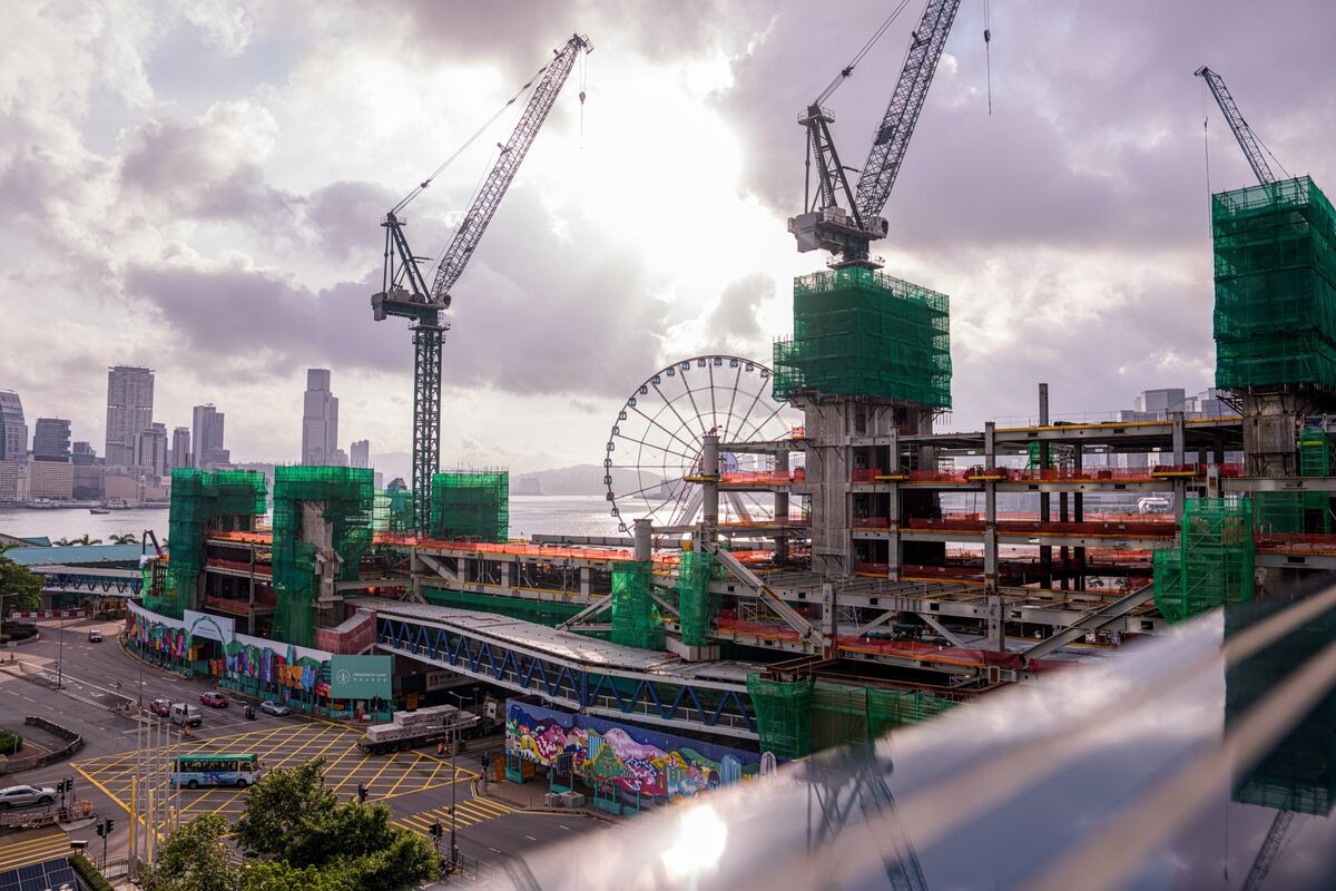 
                            Economists Raise Hong Kong 2026 Growth View on Budget Support