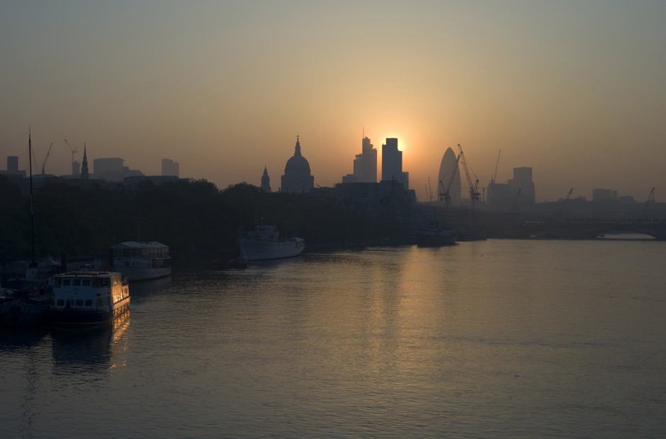 Sunrise over London in 2011, when London experienced similarly high pollution