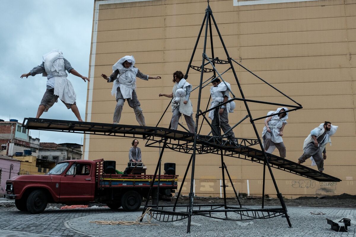 bloomberg.com - Nir Kaissar - The Bond Market's Balancing Act Is Perfectly Normal