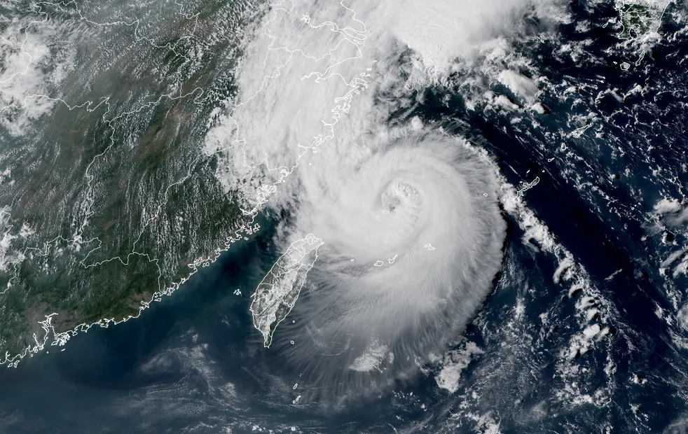 Typhoon Muifa&nbsp;approaches ports in&nbsp;Shanghai and Ningbo.