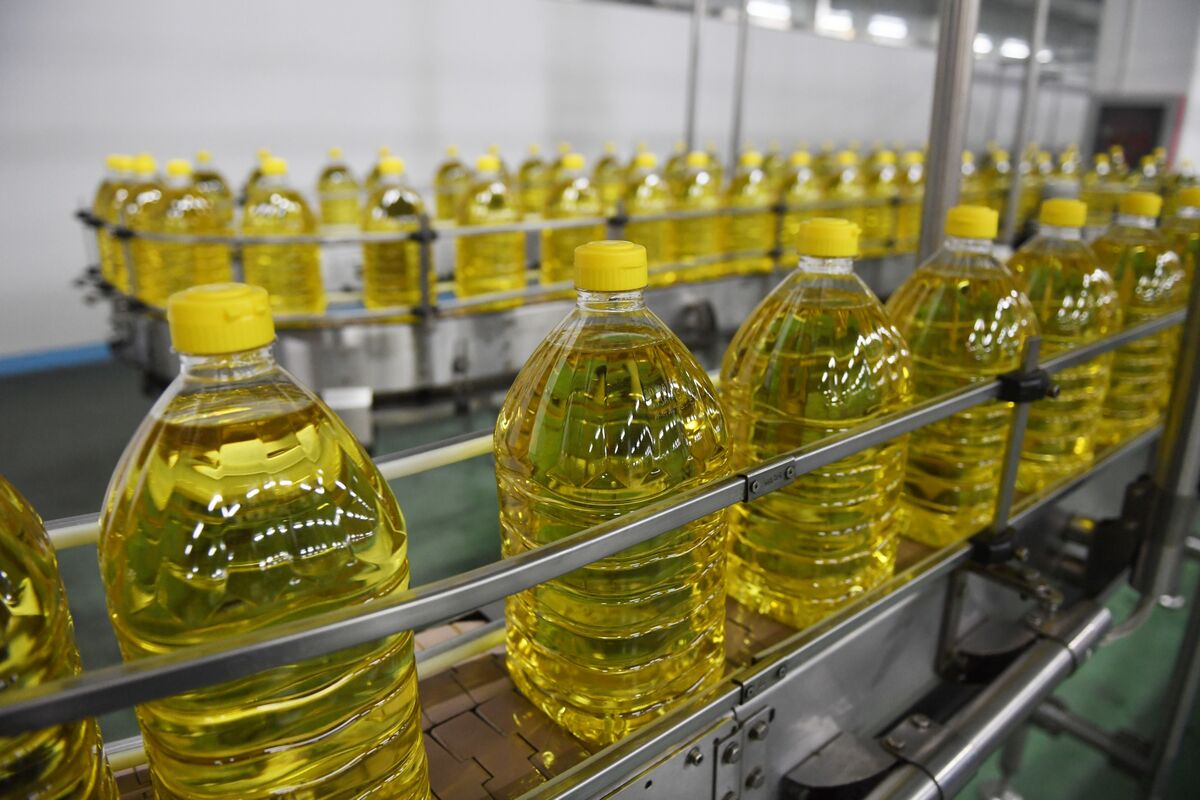 bloomberg.com - Dayanne Sousa - Brazil Sends Cheap Soy Oil Abroad as Biodiesel Plan Stalls