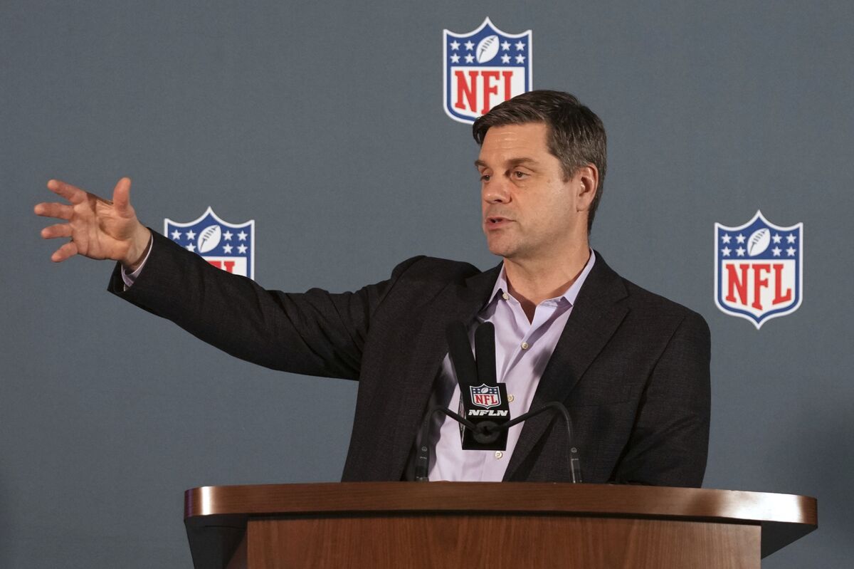 PGA Tour’s CEO Finalists Include NFL’s Rolapp, Nascar’s Phelps