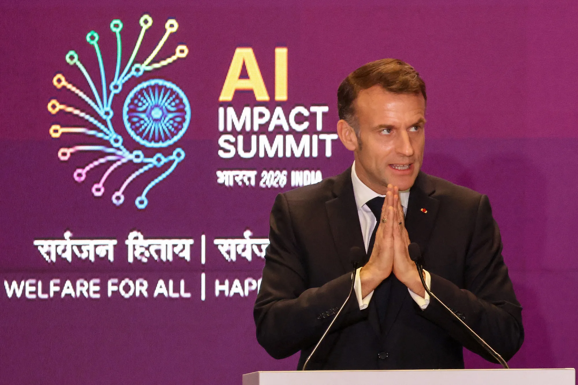 AIサミットに出席したマクロン仏大統領（19日、ニューデリー）