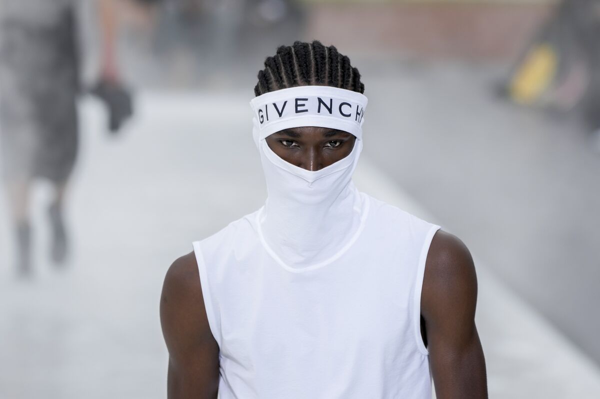 Givenchy Models Walk on Water in Paris Fashion Week - Bloomberg