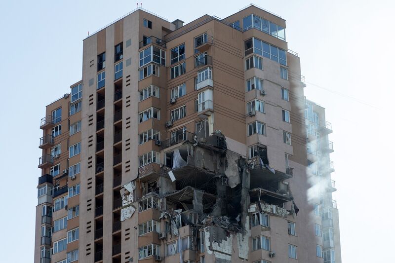 Um edifício residencial danificado após ataques de mísseis russos em Kiev, Ucrânia, em fevereiro.  26.