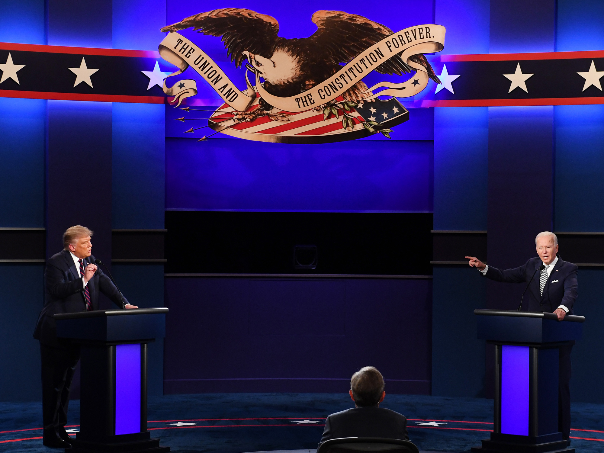 トランプ氏とバイデン氏が非難の応酬 司会者もお手上げ 討論会 Bloomberg