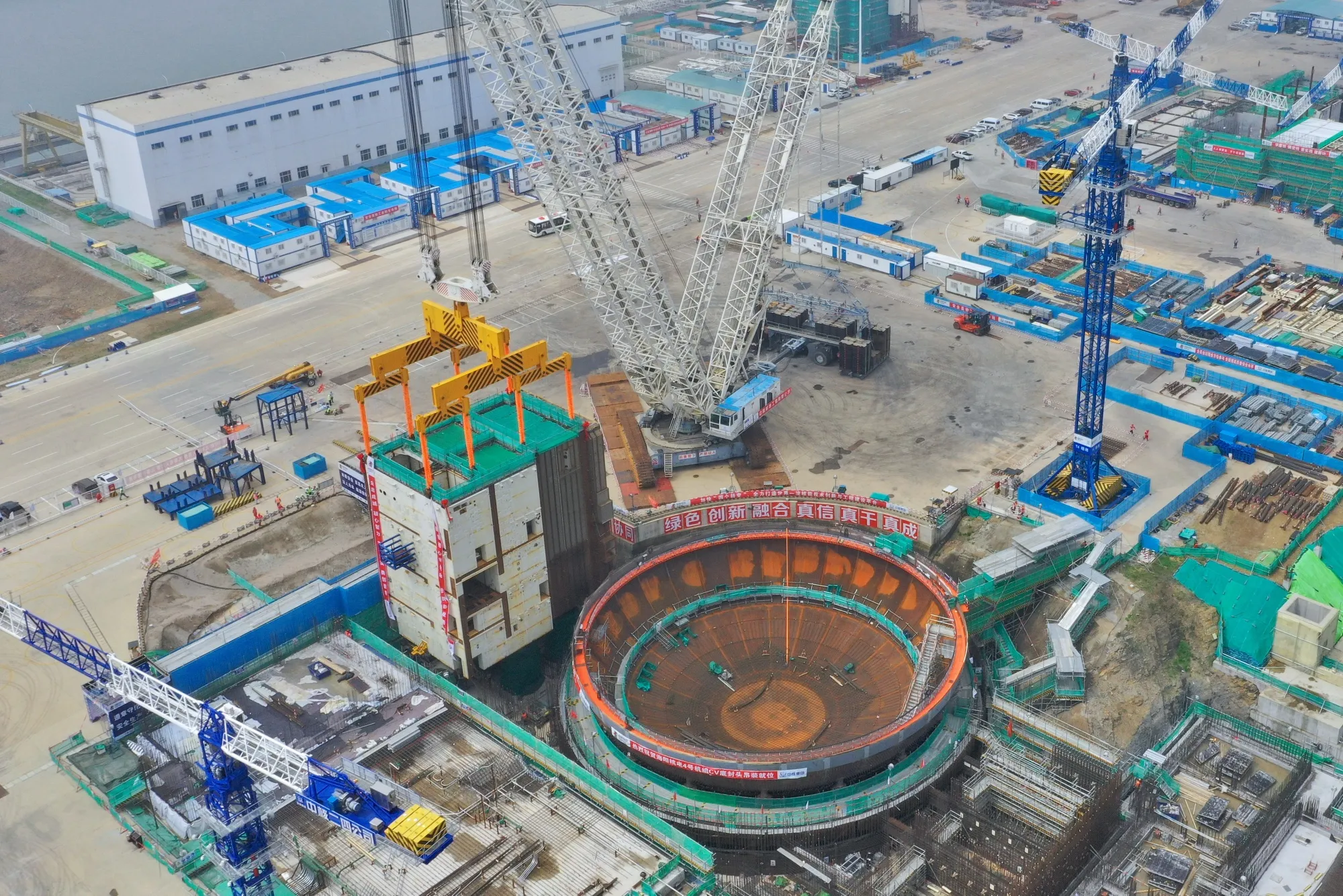 A large crane lifts the CA20 module into the nuclear island of Unit 4 at the Shandong Haiyang Nuclear Power Plant in Yantai, Shandong province.