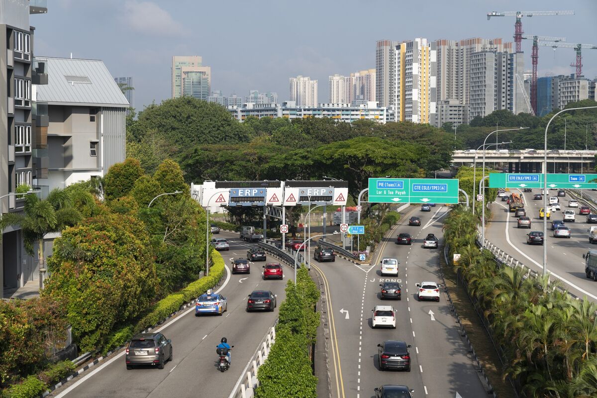 Singapore's Inflation Slows for First Time in Eight Months - Bloomberg