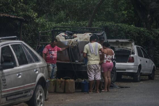 Pocketing 1,000% Markup, Venezuelans Smuggle Out Precious Food