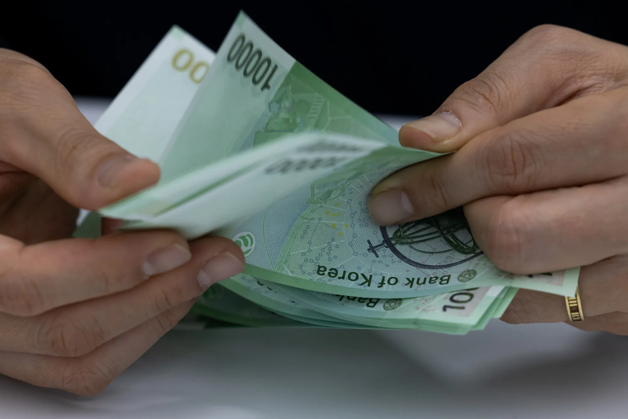 韓国ウォン、対ドルで8カ月ぶり安値－海外投資家の株売り続く - Bloomberg