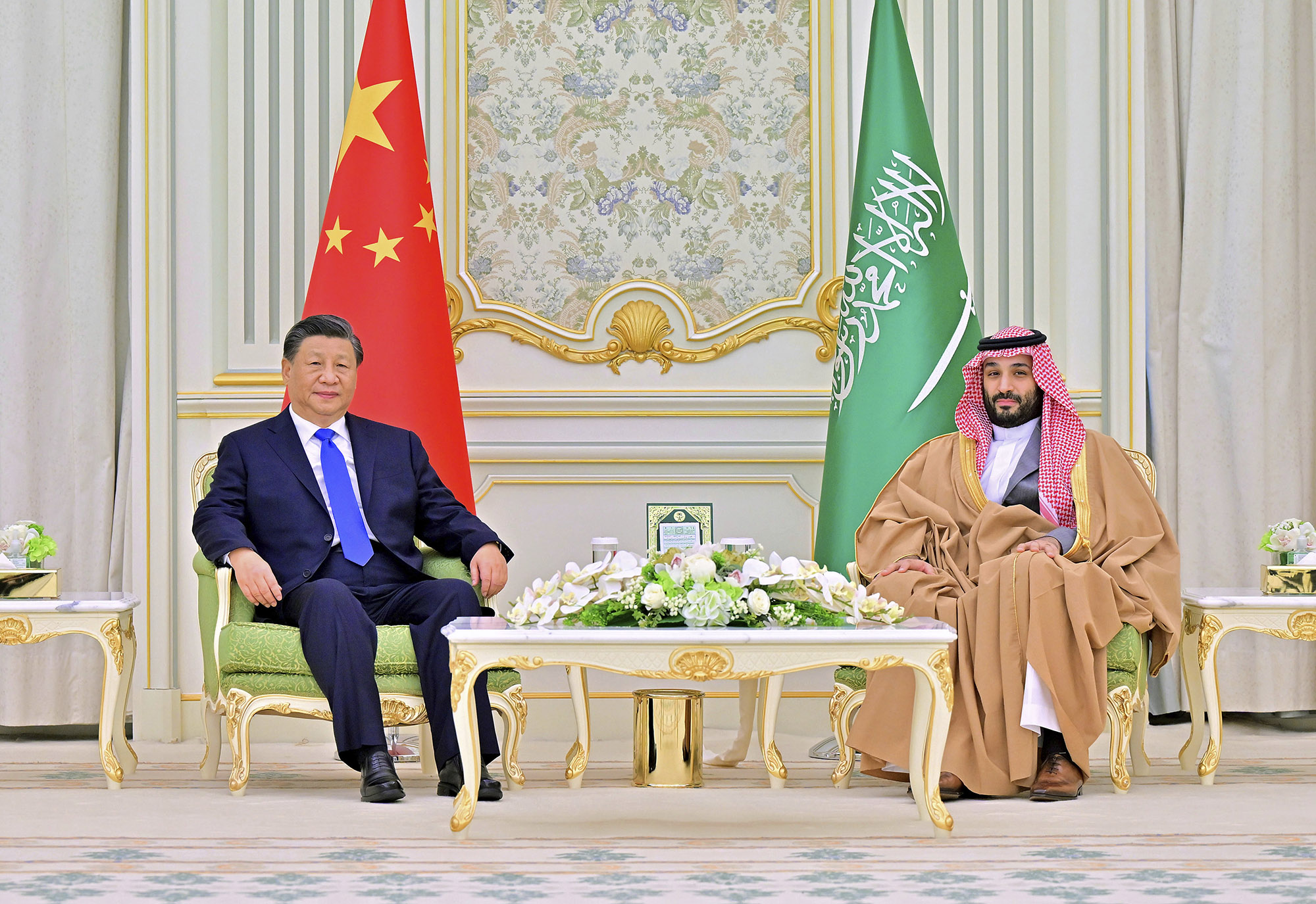 Xi Jinping meets and Crown Prince Mohammed bin Salman at the royal palace in Riyadh,&nbsp;Dec. 8.
