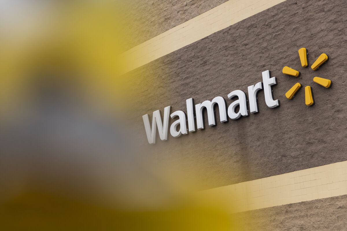 Walmart Woos College Grads With $210,000 Future as Store Bosses - Bloomberg