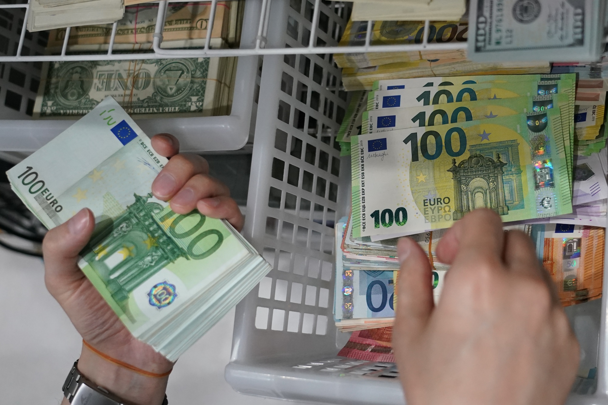 EUR/USD Forecast – Euro Continues to Grind Away