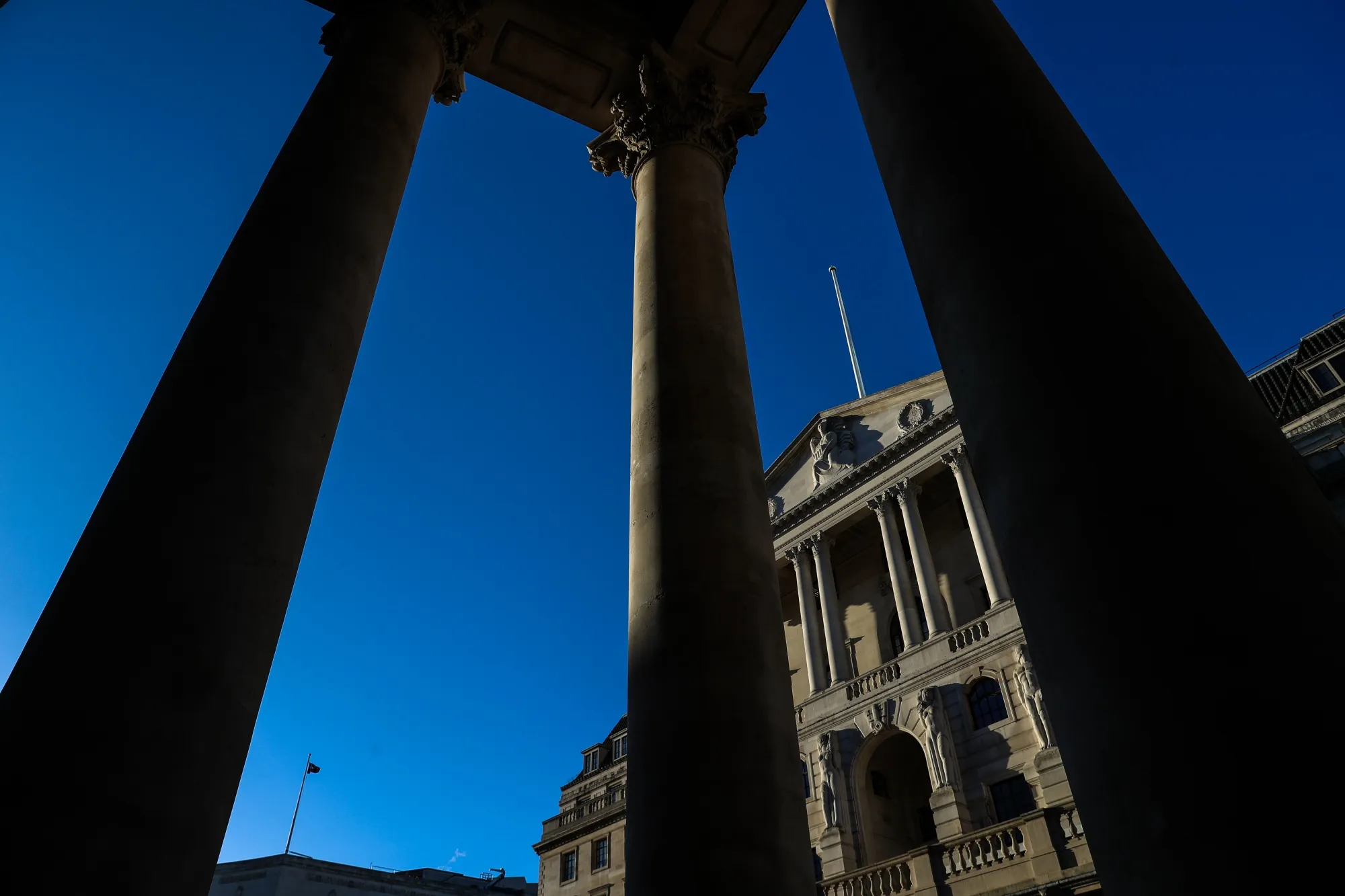 Bank Of England Cuts Forecasts, Says Brexit Damage to Economy Has Risen