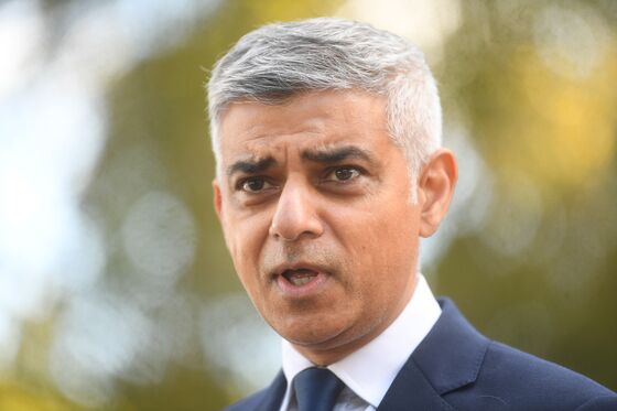 Khan Steps Up London Covid Fight to Avert ‘Catastrophic’ Tier 3