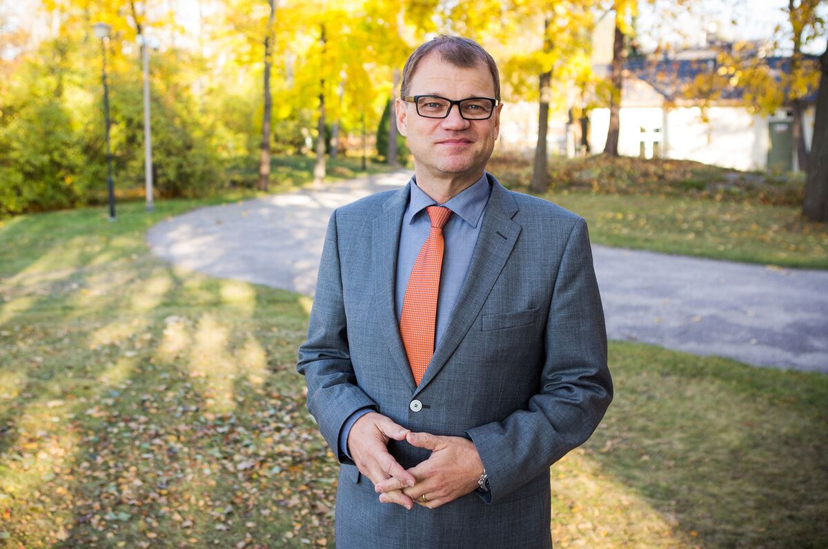 Finland’s Millionaire Premier Freezes Pay in Bid to Save Economy