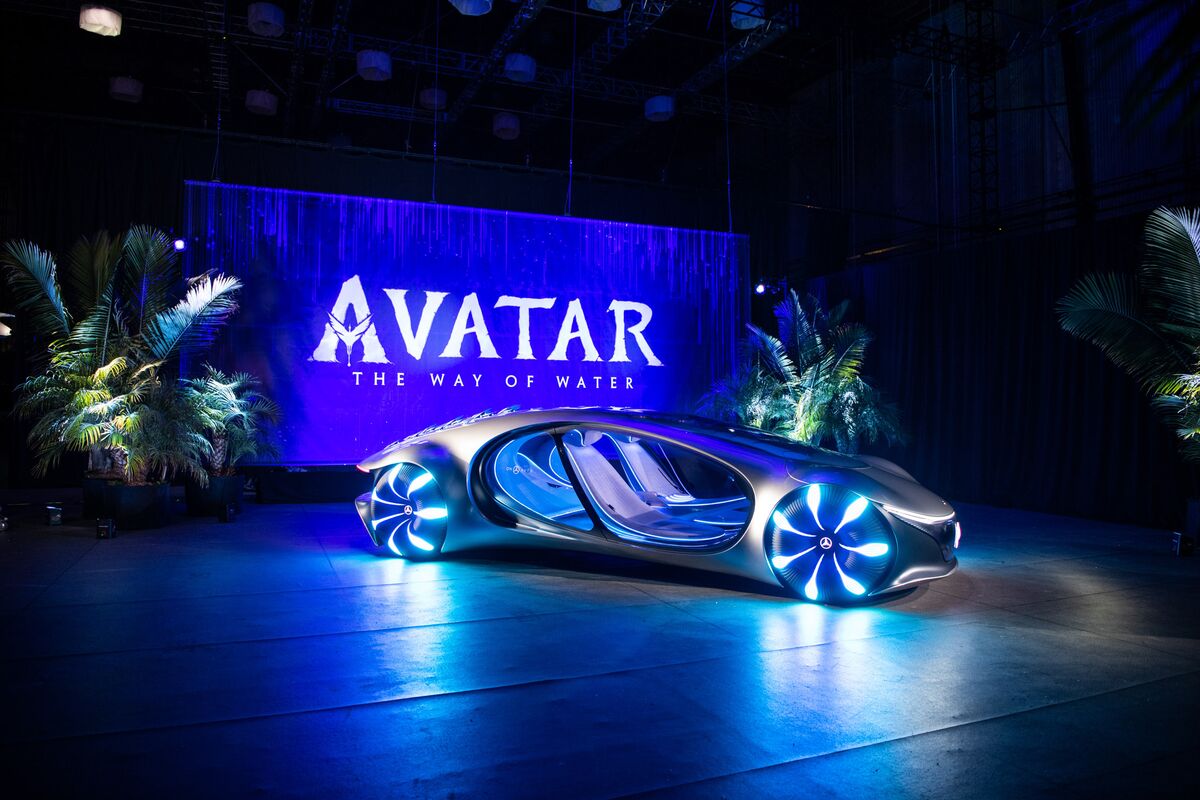 Neonbeleuchtetes ChromEi Mercedes ConceptCar als Marketing für Avatar  2