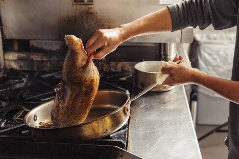 鴨肉のプレスを作る最初のステップは、鴨の表面にいい焼き色を付けること