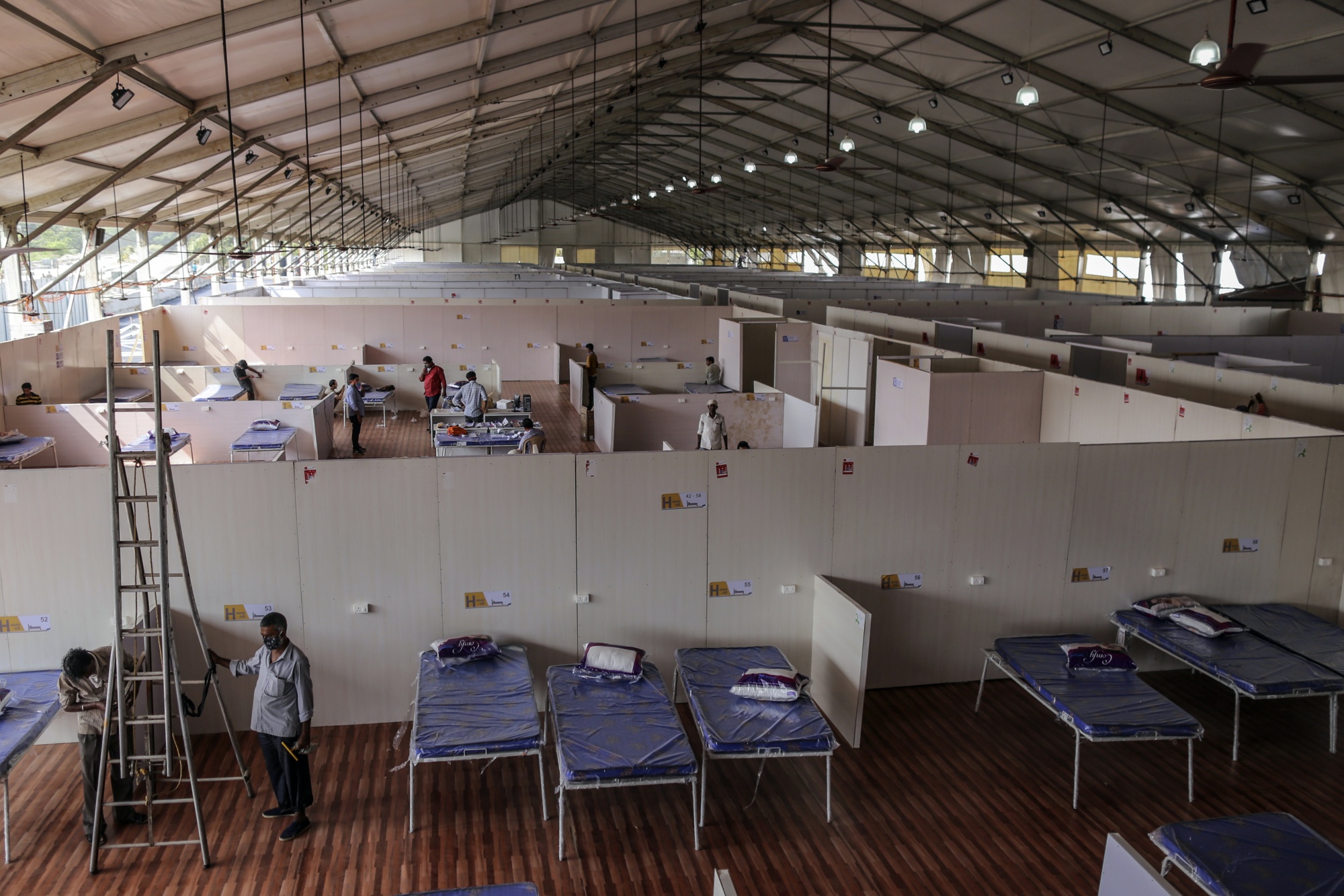 Aménagement et finition d'un centre de santé Covid dédié alors que l'Inde étend le verrouillage