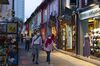 Shoppers in the Arab Street area of ​​Singapore.