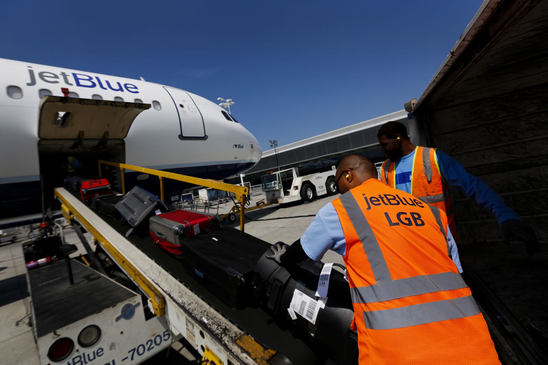 JetBlue Baggage Handlers, Airport Ground Workers Want Union