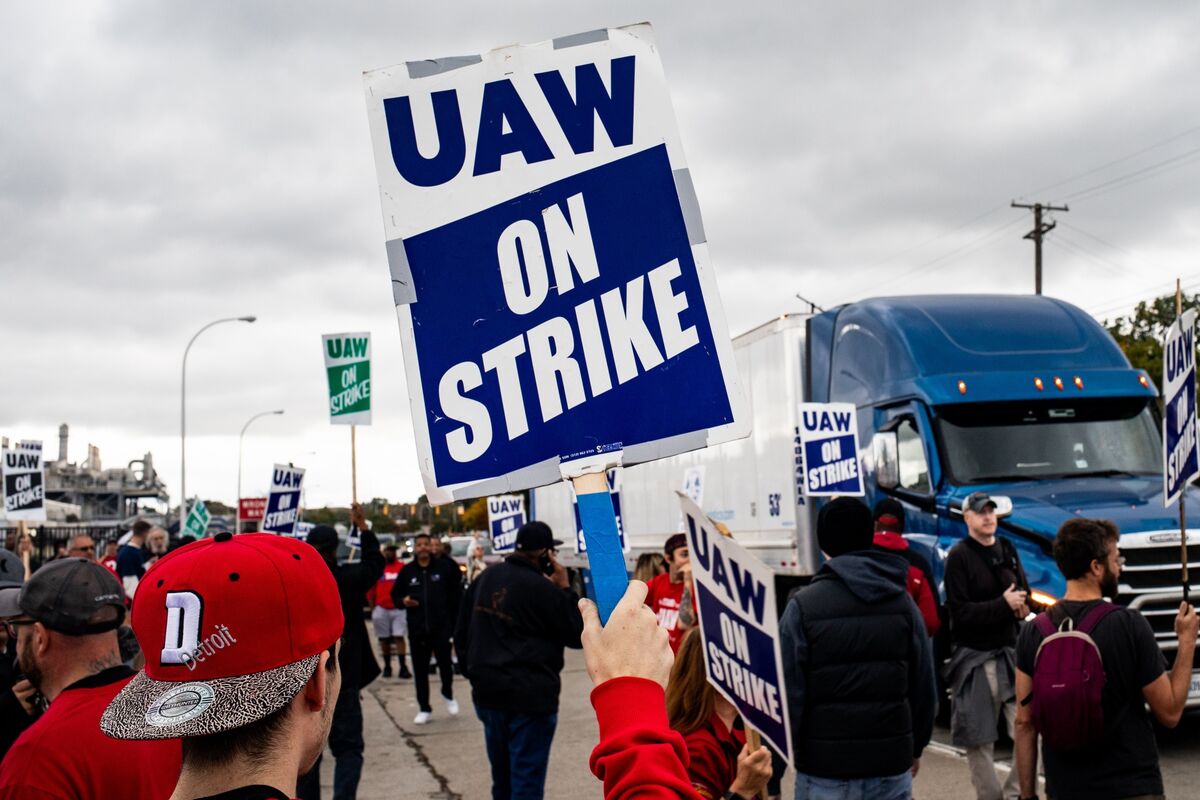 UAW Negotiations Are Progressing, Acting US Labor Chief Su Says Bloomberg