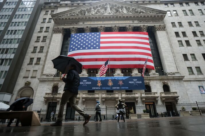 Traders At The New York Stock Exchange As Stocks Fall As Oil Surge Boosts Treasury Yields