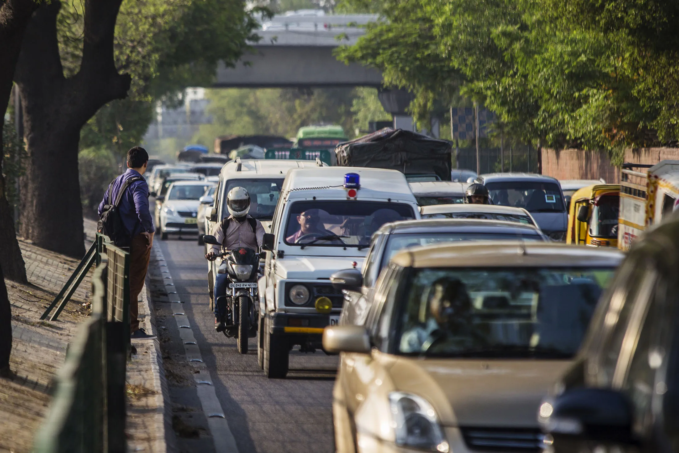 Traffic travels along a road in Delhi, India, on Friday, April 8, 2106. The odd-even car rationing plan is scheduled to return on April 15 as Delhi Supreme Court is also set to hold a hearing regarding the large vehicle diesel ban. Both measures are aimed at curbing emissions in the world's most polluted city, according to a 2014 World Health Organization database.
