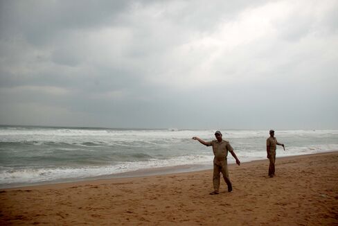 Cyclone Phailin Forces Thousands to Flee Eastern India