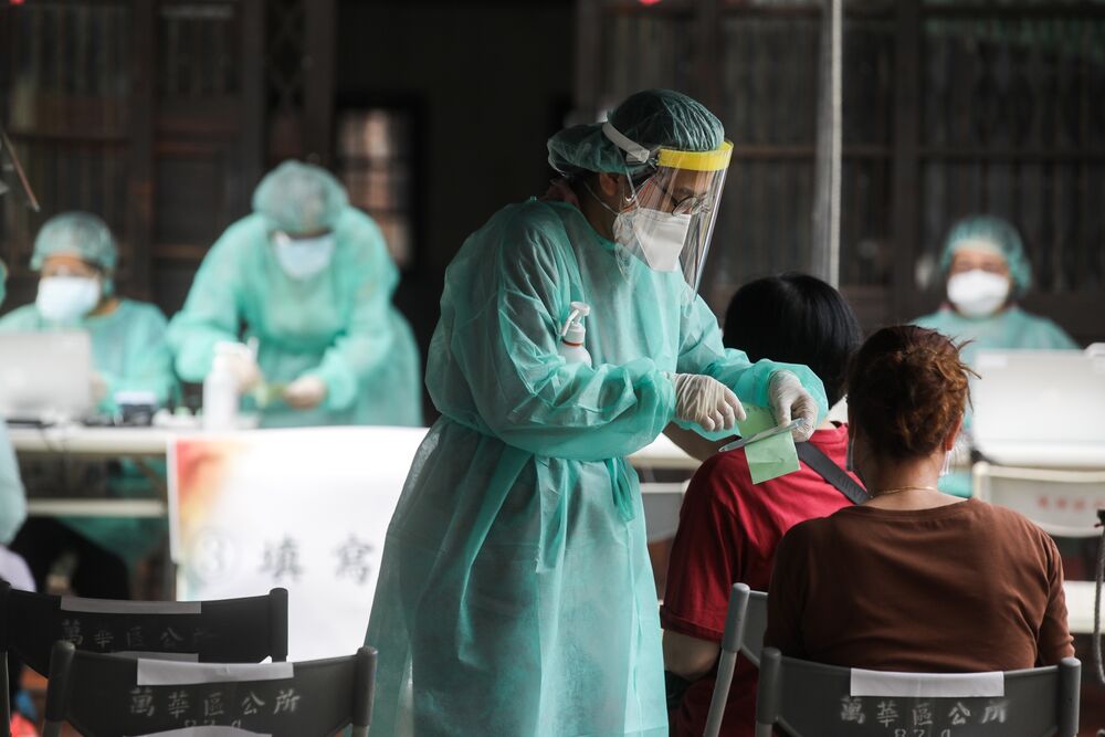 Một nhân viên y tế kiểm tra thông tin cá nhân tại một trung tâm xét nghiệm nhanh Covid-19 tạm thời ở khu vực Wanhua của Đài Bắc, Đài Loan vào ngày 15 tháng 5. Nhiếp ảnh gia: I-Hwa Cheng / Bloomberg