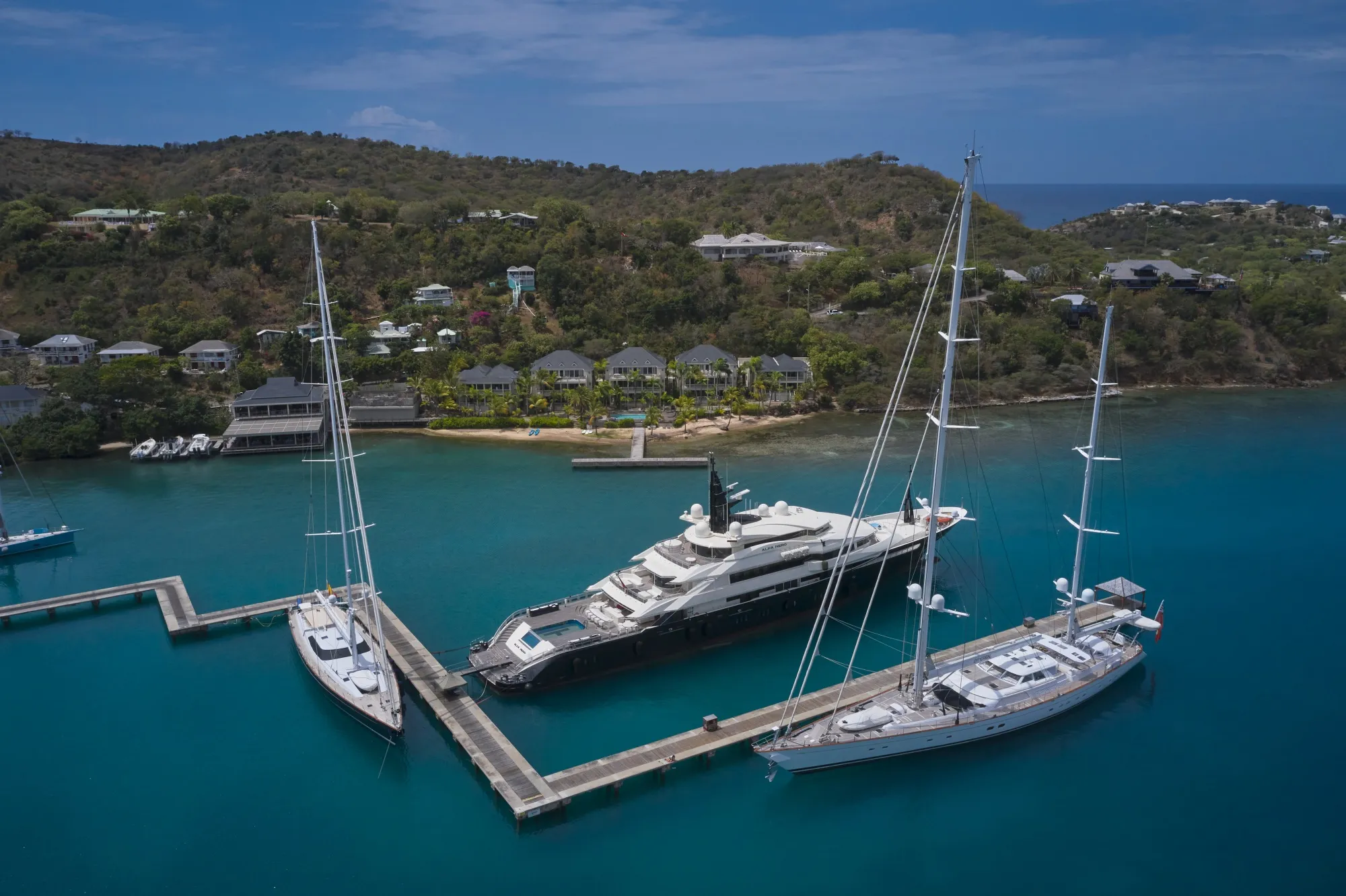 El superyate Alfa Nero, en el centro, atracó en el puerto de Falmouth en la parroquia de Saint Paul, Antigua, en 2023.