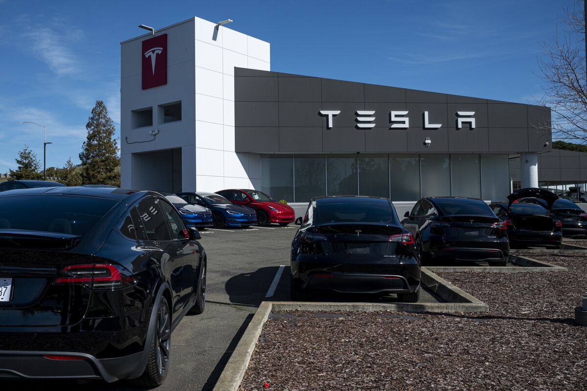 Tesla Sell Ratings Slide as Analysts Eye Musk’s AI Ambitions