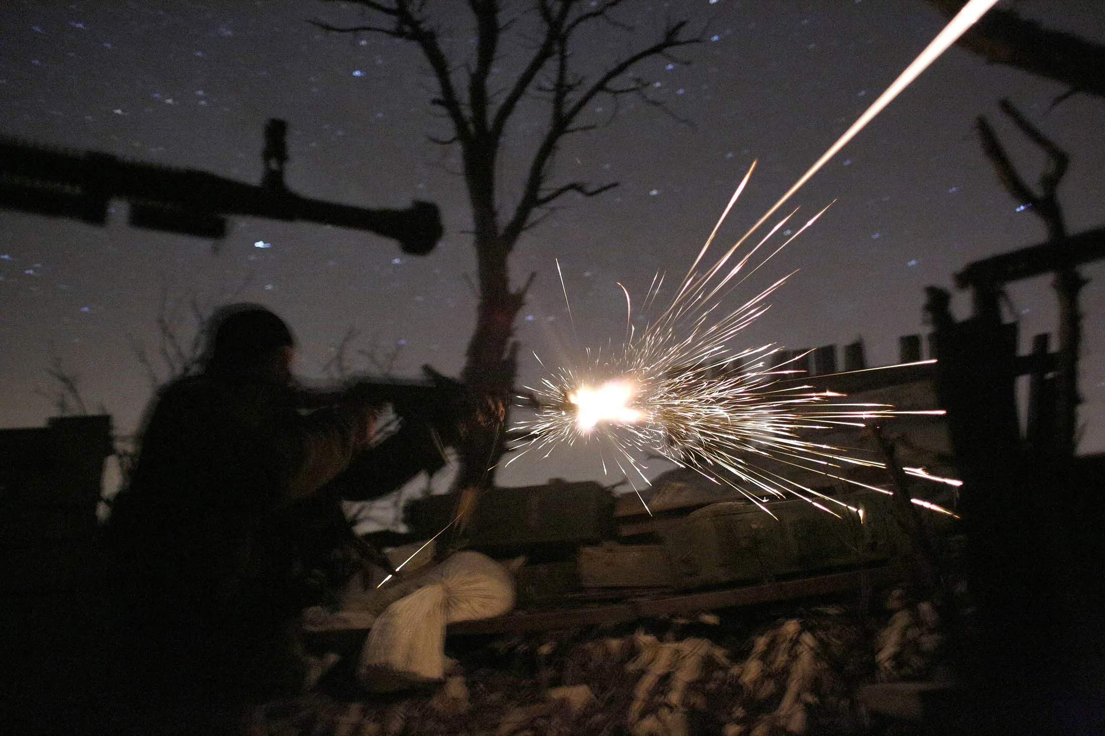 Ukrainian servicemen shot with machine guns during fighting with pro-Russian separatists in Avdiivka, Donetsk region on March 31, 2017.&nbsp;