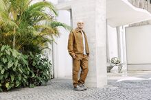 A portrait of Craig Robins outside.