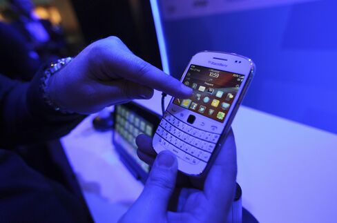 RIM Posts Narrower Loss Than Estimated, Helped by Overseas Users