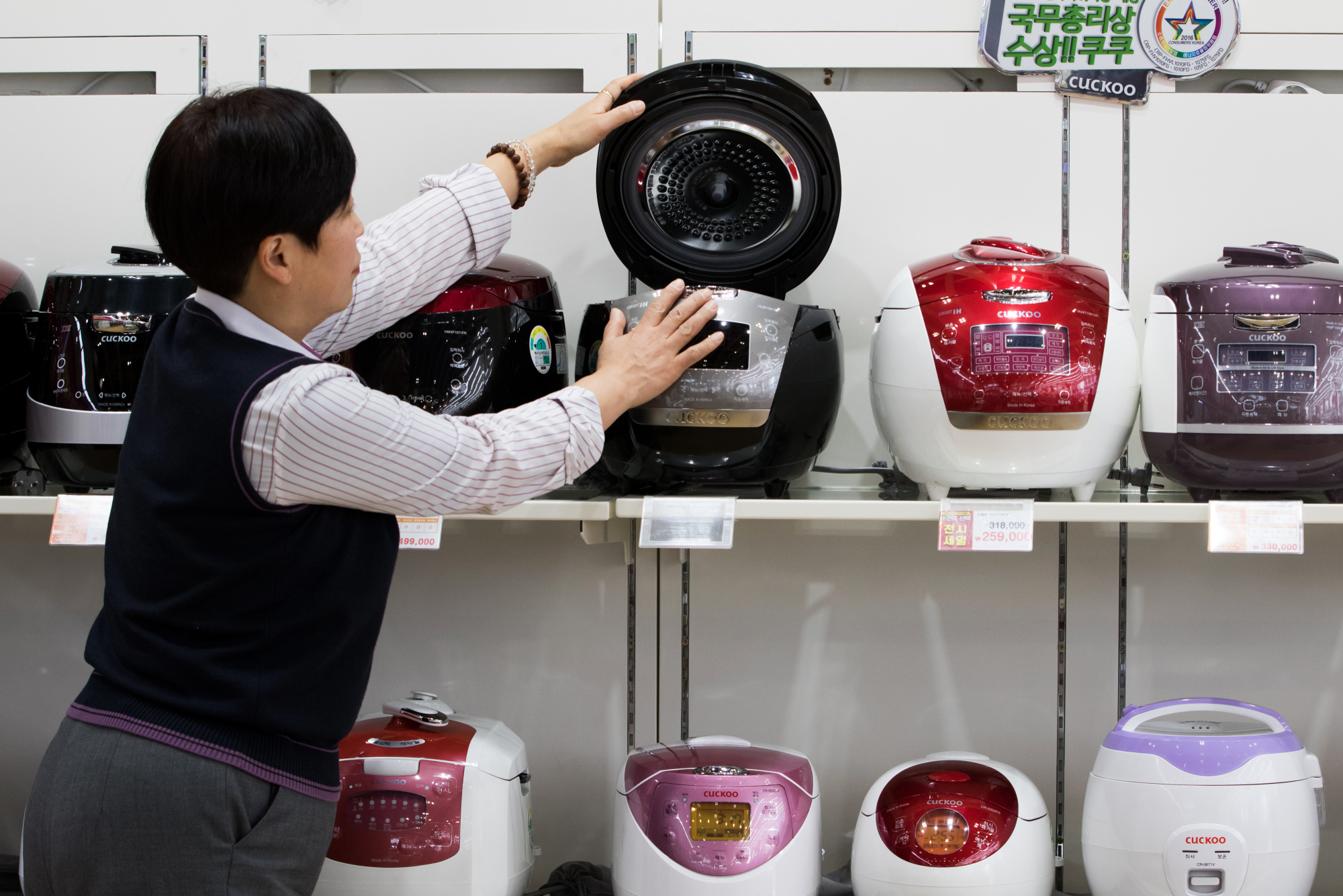 Billionaire Rises as Asians Go Cuckoo for His Rice Cooker - Bloomberg