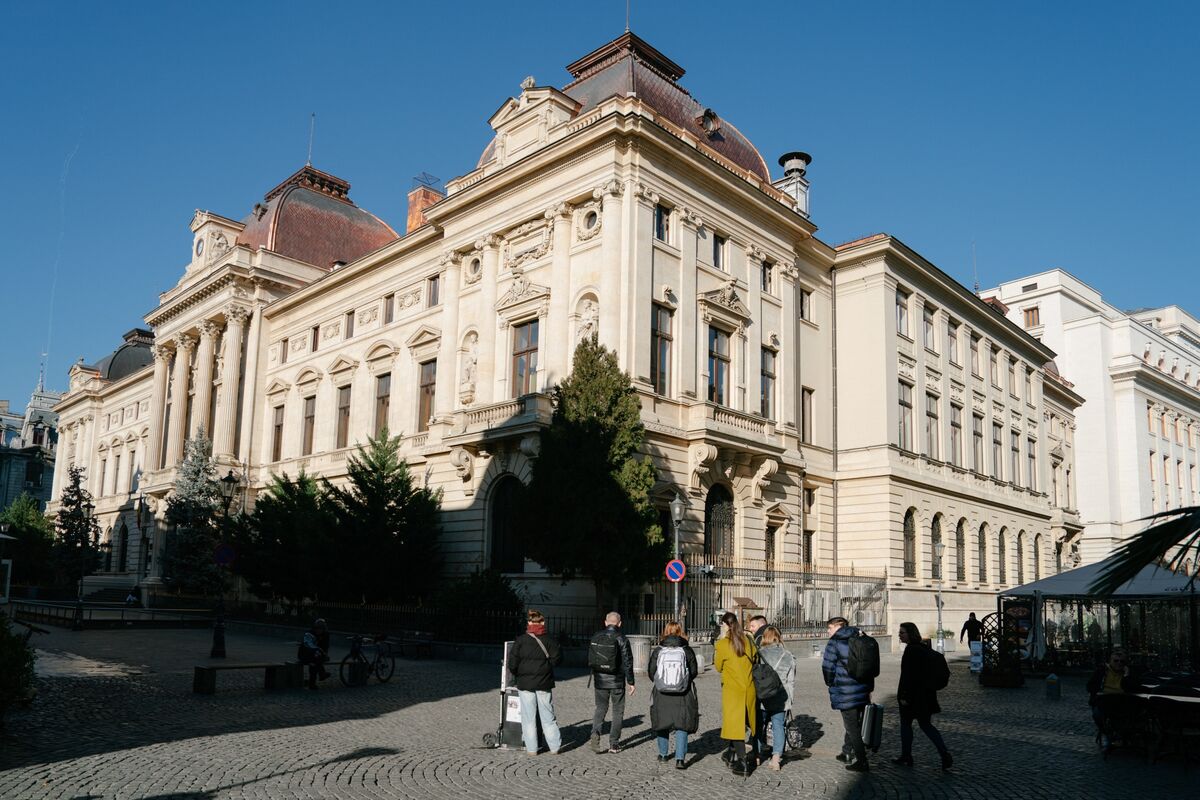 Romania Keeps EU’s Highest Rates as Political Woes Cloud Outlook