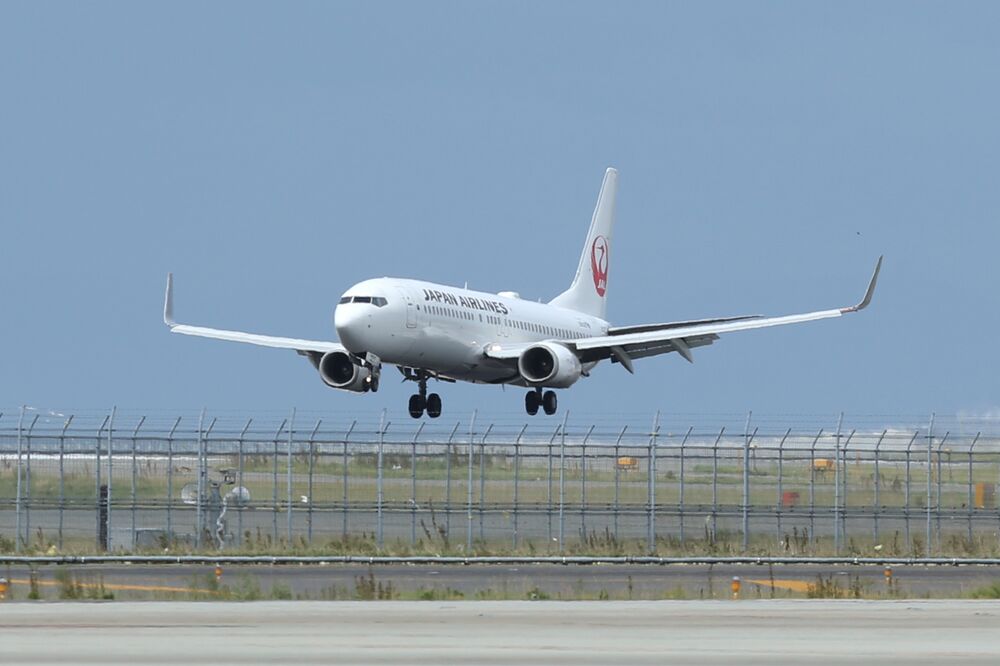 Japan S Kansai Airport To Shut Runways Sunday As Typhoon Nears Bloomberg