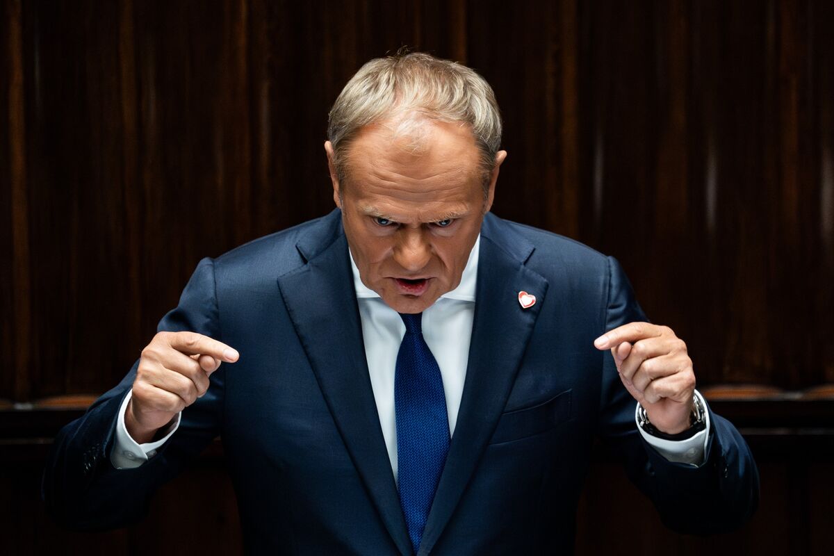 Poland's Tusk Promotes Sikorski, Reshuffles Cabinet Amid Coalition Strains