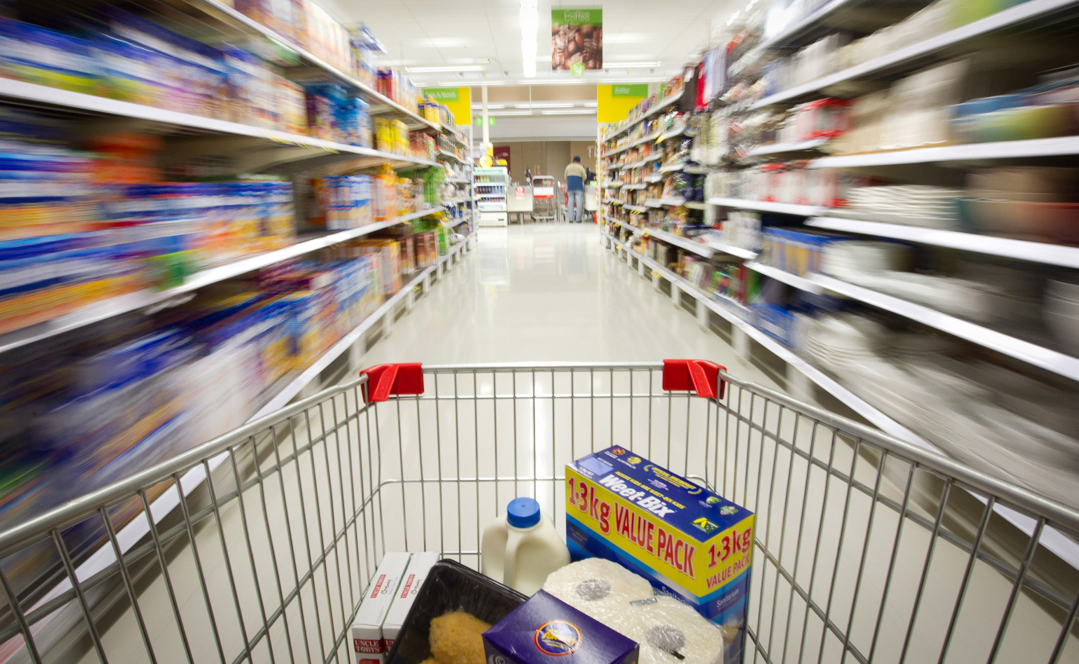 Coles Faces Fewer Bears Than Woolworths After Debut - Bloomberg